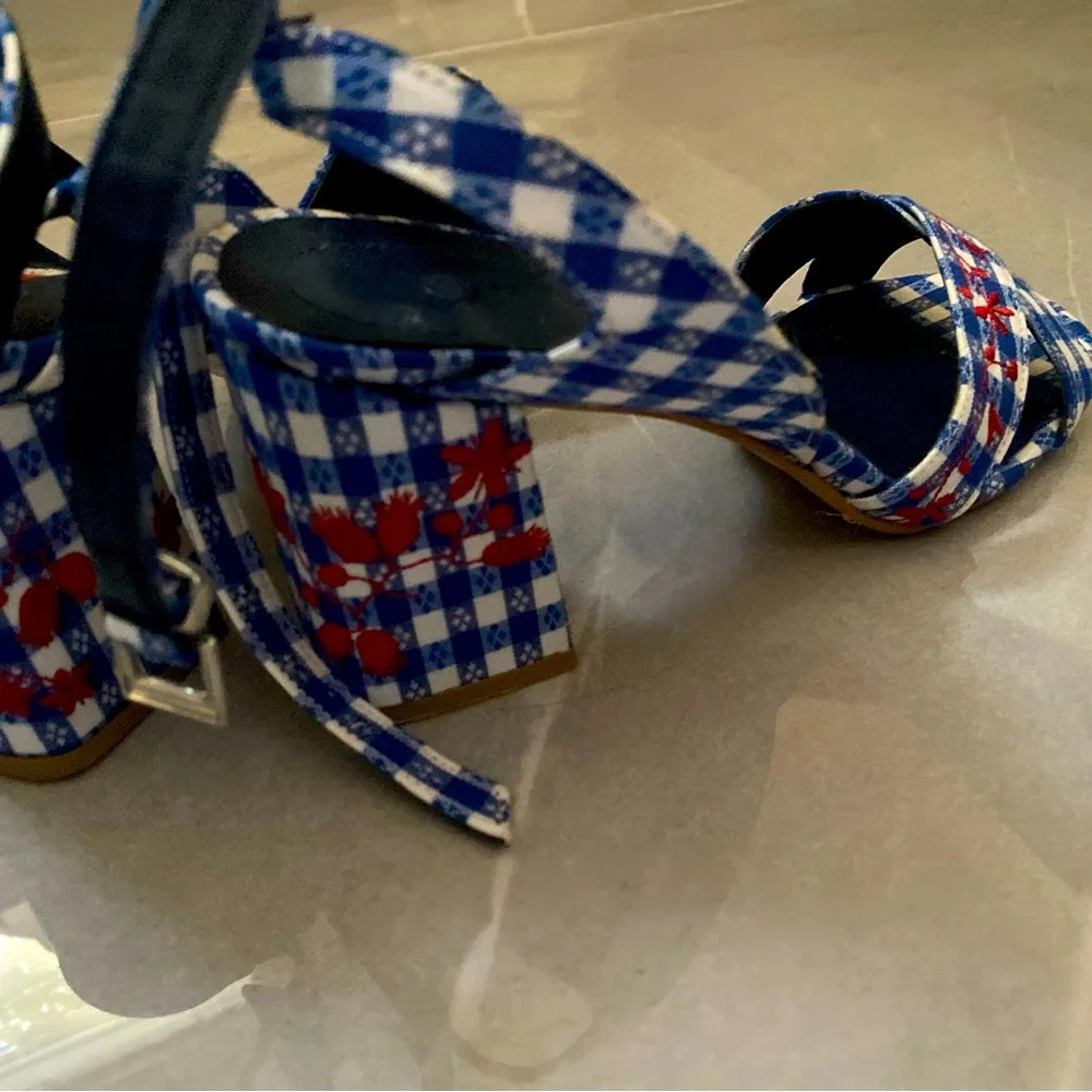 Sandals - Picture 1 of 4